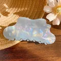 Pinza para el pelo con forma de nube azul hielo irisada sobre fondo de madera oscura - 10.5cm / Azul