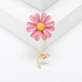 Spilla a margherita rosa minimalista con stelo dorato su uno sfondo bianco - Rosa (MM-BR-3714-PK)