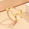 Anillo de oro minimalista ajustable con diseño irregular calado y acabado pulido - Dorado