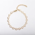 Dettaglio della catena placcata oro 18k con ciondoli a cuore bianchi e chiusura a moschettone - 17+5cm / Bianco
