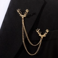 Vue détaillée d'une broche tête de cerf dorée avec double chaîne sur un revers noir - Double Tête De Cerf Or (TL24074)