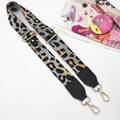 Detalle de una correa ancha ajustable con estampado de leopardo y ganchos dorados - Leopardo Gris - Hebilla Dorada