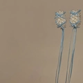 Elegante par de pendientes de perlas con lazos de cinta de seda azul claro y borlas - Azul