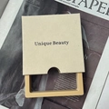 Elegante joyero beige con texto Unique Beauty para anillos y pendientes de botón - Beige con Muesca (Con Logo)/Interior 9x9x2cm