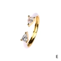 Detail eines 18K vergoldeten Rings mit weißer Emaille und Zirkonia im Birnenschliff - Weiße Emaille mit Klarem Zirkonia