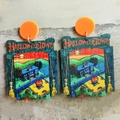 Dettaglio di orecchini di Halloween in acrilico con zucche e design Halloweentown - Casa Vintage-Halloween Town