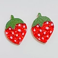 Boucles d'oreilles fraises en résine scintillante avec paillettes et détails de feuilles - Fraise à Paillettes Rouges