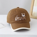 Détail de la casquette de baseball marron pour enfants avec ours 3D et texte Luck - 50cm (1-3 ans) / Ours Luck-Café