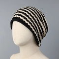 Vue détaillée du bonnet en tricot rayé montrant la texture et le tissu très élastique - M(56-58cm) / Noir