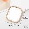 Dettaglio di un accessorio specchio quadrato dorato con strass e misure indicate - Quadrato Arrotondato Oro (4.7x5.1cm)