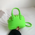 Sac coquille vert néon à motif crocodile avec bandoulière et détails dorés - Vert Herbe