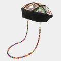 Baskenmütze im Boho-Stil mit bunten Häkelquadraten und dekorativer Perlenkette - Einheitsgröße / Schwarz