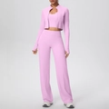 Vue détaillée de l'ensemble de yoga rose 3 pièces avec veste zippée et pantalon évasé - Rose Sakura