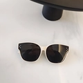 Polarisierte TR90 Kinder-Sonnenbrille mit weißem Rahmen, dunklen Gläsern und Nieten - Gebrochenes Weiß
