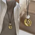 Detailansicht der Retro-Harzkette mit mattgoldenem Ring und weißer Perle an schwarzer Schnur - 3# Halskette - Gold