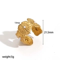 Vergoldeter Blumenring aus Edelstahl mit weißer Perle und präzisen Maßangaben auf Weiß - Perlen-Blumen-Design (TR4472)