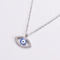 Makroaufnahme von Evil Eye Anhänger mit blauem Emaille und Zirkonia Steinen in Silber - Stahlfarbe