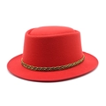 Détail du chapeau en feutre de laine rouge avec ruban tressé noir et doré chic - M (56-58cm) / Rouge