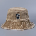 Detail der Fransenkante und Bärenstickerei an einem Vintage-Denim-Anglerhut in Khaki - M (56-58cm) / Khaki