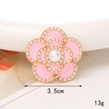 Détails de la fleur de camélia en émail rose avec perles blanches et base dorée - Fleur De Perle En Émail Rose