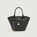 Klassische Eimer-Tasche mit Monogramm, Perlenanhänger und goldener Kette in Grau - Schwarz