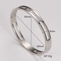 Vista dettagliata del bracciale in acciaio inossidabile argento con zirconi e misure - 8mm / Argento