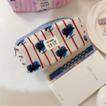 Dettaglio dell'astuccio a righe in cotone con stampa a coniglio e cerniera blu - Gatto Cuore a Righe Bianche e Rosse