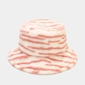 Dettaglio del cappello pescatore in peluche a righe rosa e beige con morbida texture - M (56-58cm) / Rosa