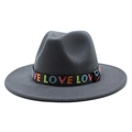 Détail d'un chapeau fedora gris foncé à large bord avec ruban brodé LOVE coloré - Gris foncé