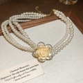 Detail einer mehrlagigen Perlenkette mit Rosenanhänger und Strass in einer Holzkiste - Mehrlagige Vintage Rosenblüte (HN10880) / Gold Weiß