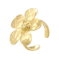 Dettaglio ravvicinato di un anello a fiore dorato con eleganti petali irregolari e riflessi - VJ671 Oro