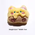 Dettaglio di ciondolo gatto in peluche giallo con ricami, misura H: 6cm * L: 7cm - Gatto Pudding - Apertura Posteriore Originale