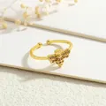 Detail des Bienenrings mit funkelnden Zirkoniasteinen auf Goldband mit offener Größe - Champagner Zirkonia Bienenstil (RG0732-F)
