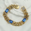 Dettaglio ravvicinato del bracciale cubano ghiacciato con grandi gemme blu rettangolari - Oro Pietra Blu