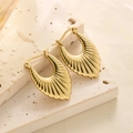 Gros plan de boucles d'oreilles dorées en acier titane texturées sur pierre beige - EH008/Coquille Nervurée