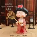 Statuina donna stile dinastia Tang con ventaglio loto, ornamento in resina - Grande fiore rosso
