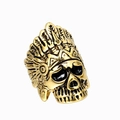Anillo punk de calavera de jefe indio en acabado dorado y plumas vintage - US 6 / Dorado