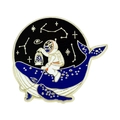 Pin esmaltado de astronauta sobre ballena azul con estrellas doradas en fondo blanco - Estilo Astronauta con Linterna (XZ3177)