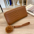Klassische braune V-gesteppte lange Brieftasche mit Handschlaufe und Pompom für Damen - Braun