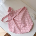 Dettaglio della borsa tote in cotone con fiocchi rossi e tracolla larga - Fiocco Sottile Rosso Rosa