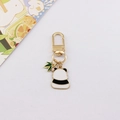 Detalle de llavero de panda de dibujos con anillo de metal dorado y hoja de bambú - Panda vista trasera