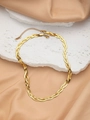 Elegante geflochtene Schlangenkette aus Titanstahl auf weißem Marmor und seidigem Stoff - Gold Halskette