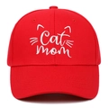 Berretto in cotone rosso con ricamo bianco Cat Mom e grafica con orecchie di gatto - Regolabile / Rosso