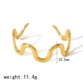 Minimalistischer wellenförmiger Armreif aus 18k vergoldetem Edelstahl, glänzend - Goldener Wellenarmreif (TB7098-G)