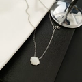Zilveren schelpketing met witte parelmoer inleg en fijne schakelketting voor dames - Zilver