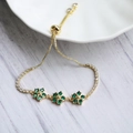 Bracciale regolabile in oro con tre ciondoli a fiore verde e dettaglio di chiusura a scorrimento - Verde