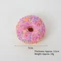 Modèle de donut artificiel au glaçage fraise rose avec vermicelles et diamètre de 7cm - Rose
