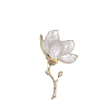Exquise broche fleur de magnolia blanc avec détails dorés sur fond blanc pur - Huile de Goutte Magnolia Blanc