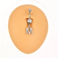 Piercing ombelico in acciaio con zircone e ciondolo lettera M su modello in silicone - Lettera M (Z-256) / Argento