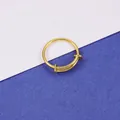 Detalle de anillo de espiral de acero inoxidable dorado 1,6 mm talla 16 sobre fondo azul - 19# / Dorado